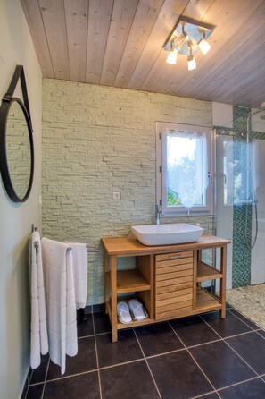 Douche, sèche-cheveux, serviettes fournies, savon