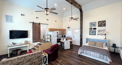 Charming historic barn in New Market with WiFi and AC