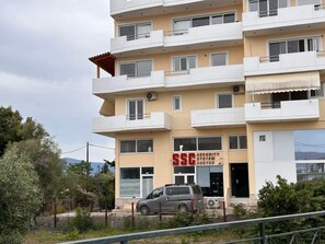 Exterior - VerGian Brand New Spacious Apt at Agioi Theodoroi (Agii Theodori)