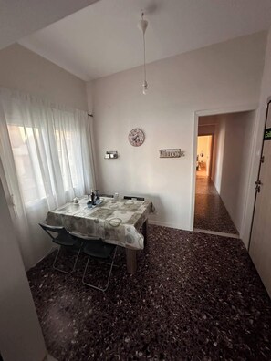 Dining - Agioi Theodoroi Beachview Chic Modern Apt (Agii Theodori)