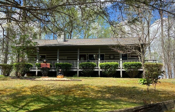 A two-story building with a porch and a sign that reads "Heaven's Hideaway." - Heaven's Hideaway - 2 King Suites/Pet Friendly/Hot Tub/Firepit (Sevierville)