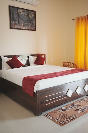 Habitació doble superior | Escriptori i roba de llit