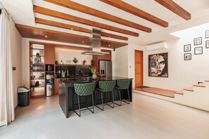 Een koelkast, een microgolfoven, een kookplaat