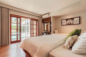 4 soverom, skrivebord, strykejern/-brett og reiseseng for barn