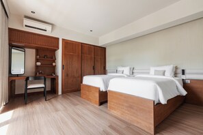4 habitaciones, escritorio y tabla de planchar con plancha