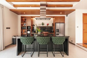 Kjøleskap, mikrobølgeovn, kokeplater og kaffetrakter/tekoker