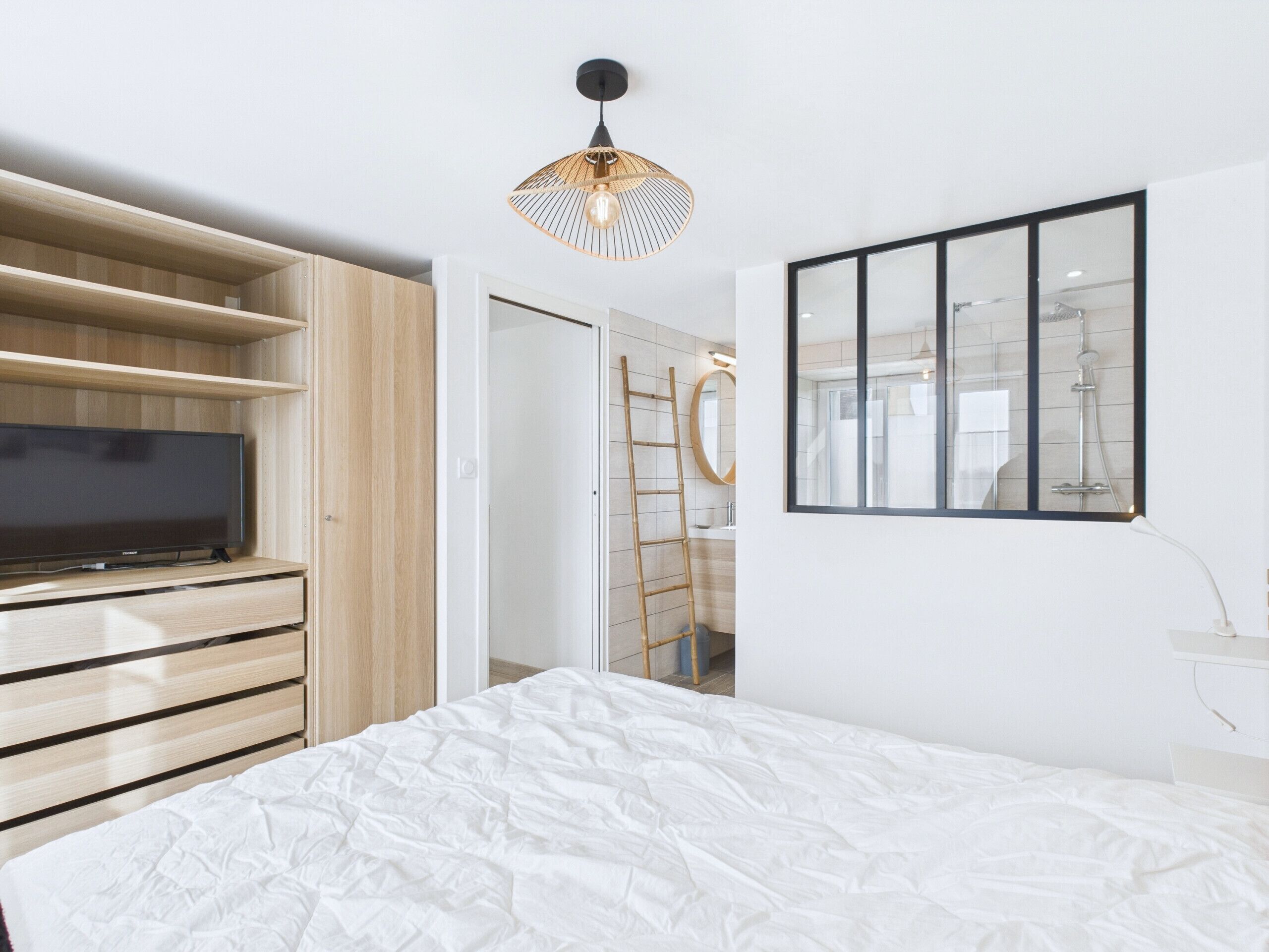 4 slaapkamers, een strijkplank/strijkijzer, gratis wifi