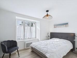 4 bedrooms, iron/ironing board, free WiFi