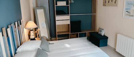 1 slaapkamer, een strijkplank/strijkijzer