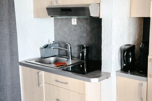 Fridge, microwave, dishwasher, coffee/tea maker