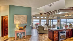 Una cocina amplia con una isla grande, un comedor con sillas y vistas al exterior.