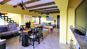 A room with a pool table, a sofa, and a television. - Villa Lalla (Sorrento)