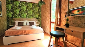 A bedroom with a bed, a desk, and a chair. - Villa Lalla (Sorrento)