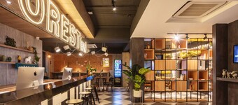 YIJIANSENLINQINGNIANLVSHE