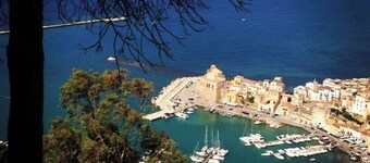 Family friendly spacious 3bed apartment in Castellammare del Golfo with WiFi AC