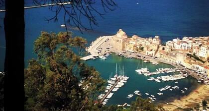 Family friendly spacious 3bed apartment in Castellammare del Golfo with WiFi AC