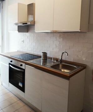 Kylskåp, mikrovågsugn, ugn och diskmaskin