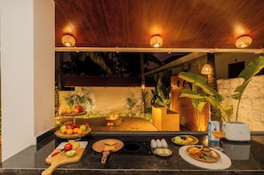 Cottage, 1 King Bed, Patio, Sea View | Private kitchenette