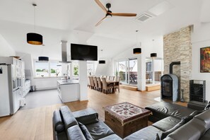 Espace de travail pour ordinateur portable, lit parapluie, Wi-Fi gratuit