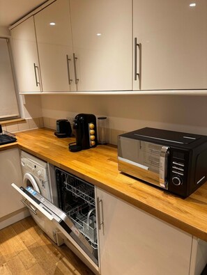 Een koelkast, een microgolfoven, een oven, een kookplaat