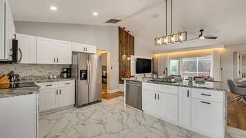 House (4 Bedrooms) | Interior