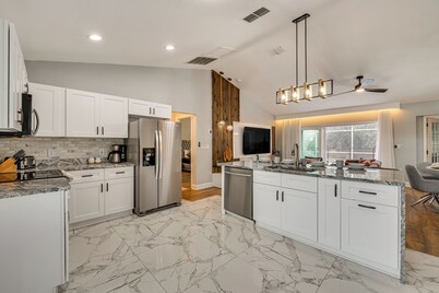 距離迪士尼 9 英里: 主題房間及私人泳池飯店