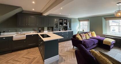 Luxury Painswick apartment close to pubs, cafes, shops, Cirencester, Cotswolds