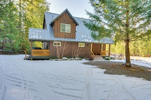 Interior - Deck, Hot Tub & Fire Pit: Mtn-view Packwood Cabin (Packwood)