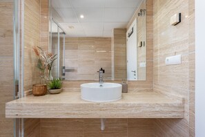 Douche, sèche-cheveux, serviettes fournies, papier toilette