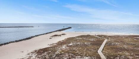 På stranden