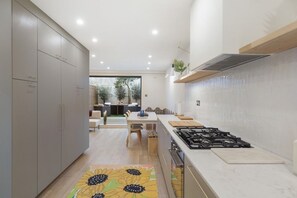 Een koelkast, een microgolfoven, een oven, een kookplaat