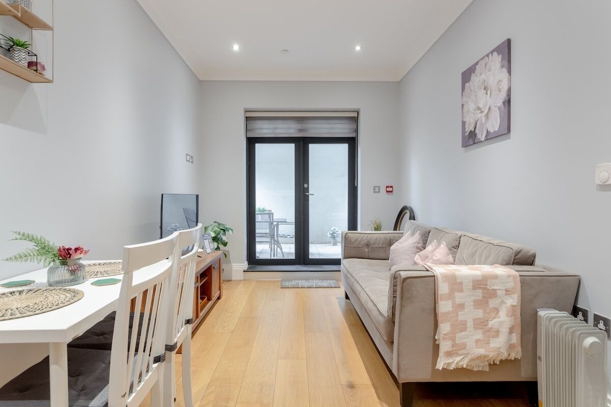 Téléviseur, jeux vidéo, table de ping-pong