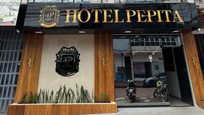 Hotel Pepitas facade med tydelig logo og indgang.