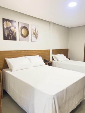 Twin kamer | Een bureau, een laptopwerkplek, verduisterende gordijnen, gratis wifi