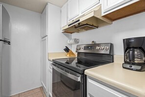 Fridge, microwave, oven, stovetop - Sugar Beach 247: Beach view, 3 pools, steps to sand & local hotspots! (Orange Beach)