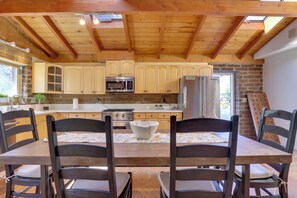 House (2 Bedrooms) | Interior - 4 Mi to Lake Wohlford: Cabin in Escondido (Valley Center)