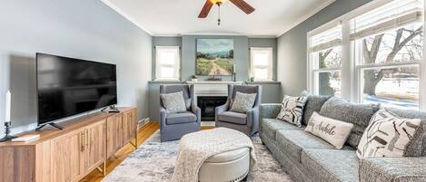 Talo (1 Bedroom) | Oleskelualue | Televisio, takka, kirjoja