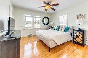 Interior - 3 Mi to Hospitals: Inviting Rockford Home w/ Yard! (Rockford)