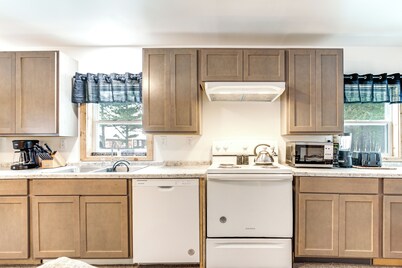 2 Ponds & Trail Access: Peaceful Cabin in Calumet!