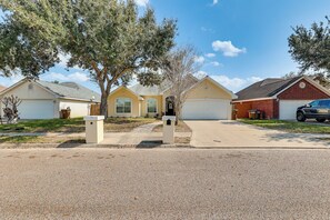 House (3 Bedrooms) | Interior - Fenced Yard: Home Near Hospitals in Edinburg! (Edinburg)