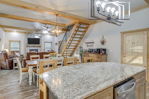 Greers Ferry Lake Access & Deck: Group Getaway!