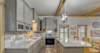 Greers Ferry Lake Access & Deck: Group Getaway!