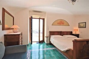 2 Schlafzimmer, Schreibtisch, Bügeleisen/Bügelbrett, Reisekinderbett