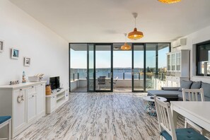 TV, offices - Sunset Bay apartment with pool in Medulin (Medulin)