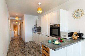 Fridge, microwave, oven, stovetop - Sunset Bay apartment with pool in Medulin (Medulin)