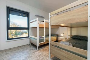 3 bedrooms, desk, WiFi, bed sheets
