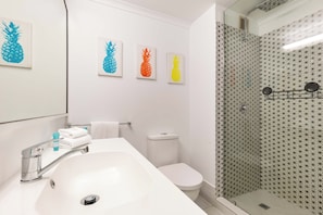 Shower, hair dryer, towels, soap - Cozy studio in gorgeous Port Douglas with WiFi, fitness room, AC (Port Douglas)