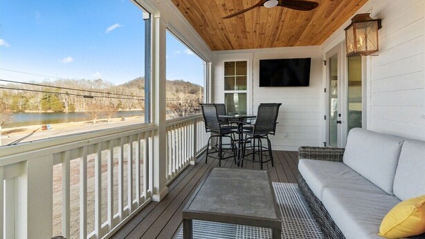 Interior - On Reel Time at River Rocks Plantation (Guntersville)