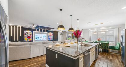 Karaoke Room, Themed Bedrooms, Pool Table, Foosball, Air Hockey: The Gallery House