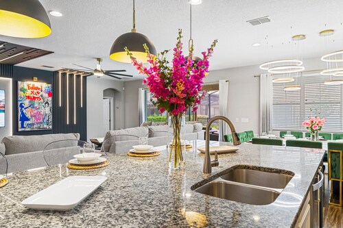 Karaoke Room, Themed Bedrooms, Pool Table, Foosball, Air Hockey: The Gallery House